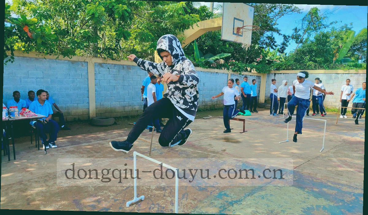 家庭客厅中多人观看大屏比分，人物以剪影呈现